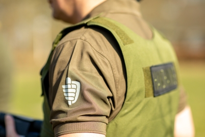 Afbeelding van een persoon in de kleding van een natuurinspecteur